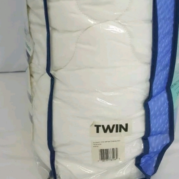Twin size Waterproof Mattress Pad by Therapedic New never opened 20" Deep - Picture 3 of 5